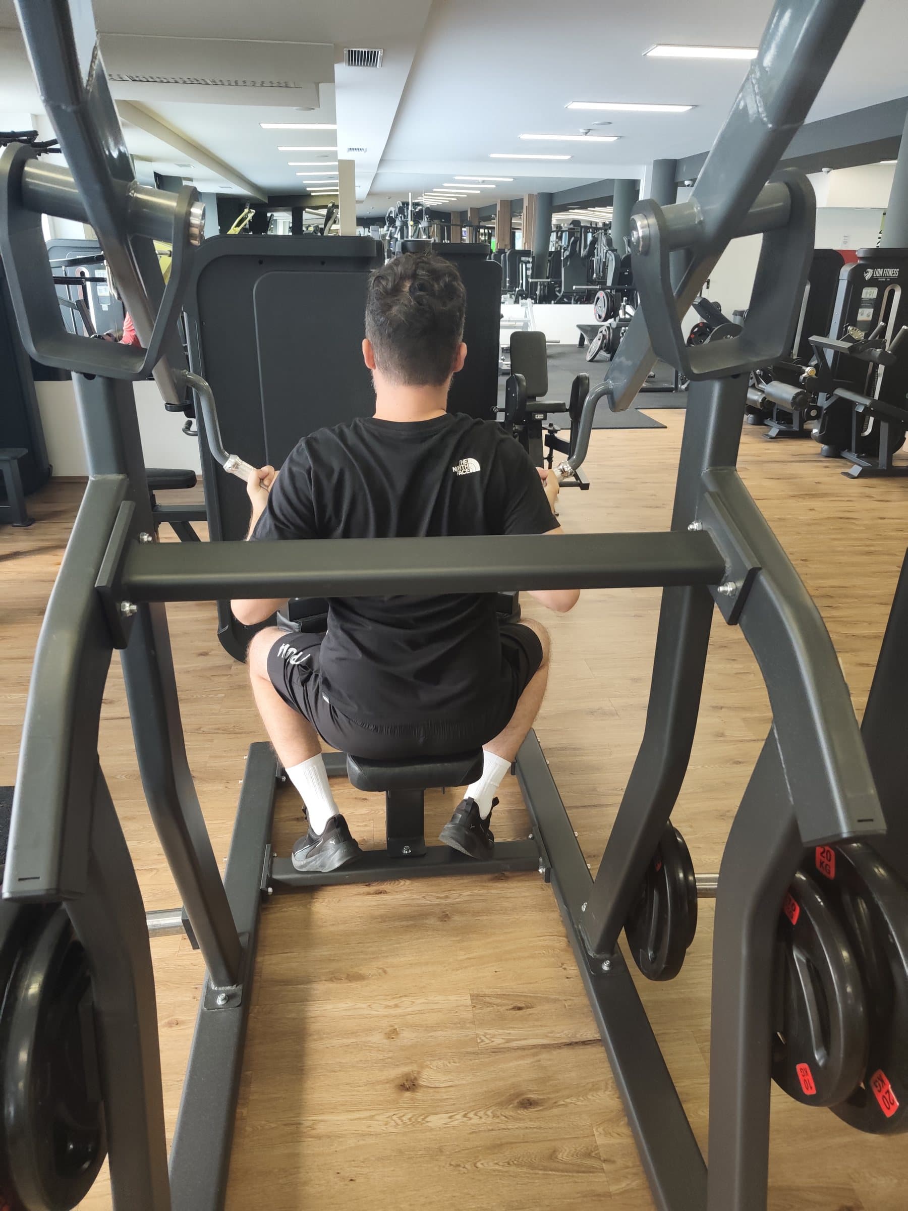 Attila edzés közben a Lion Fitnessben